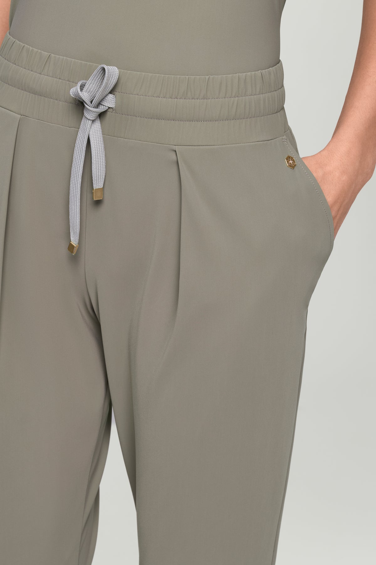 LUXE LÉGER Track Pants mira