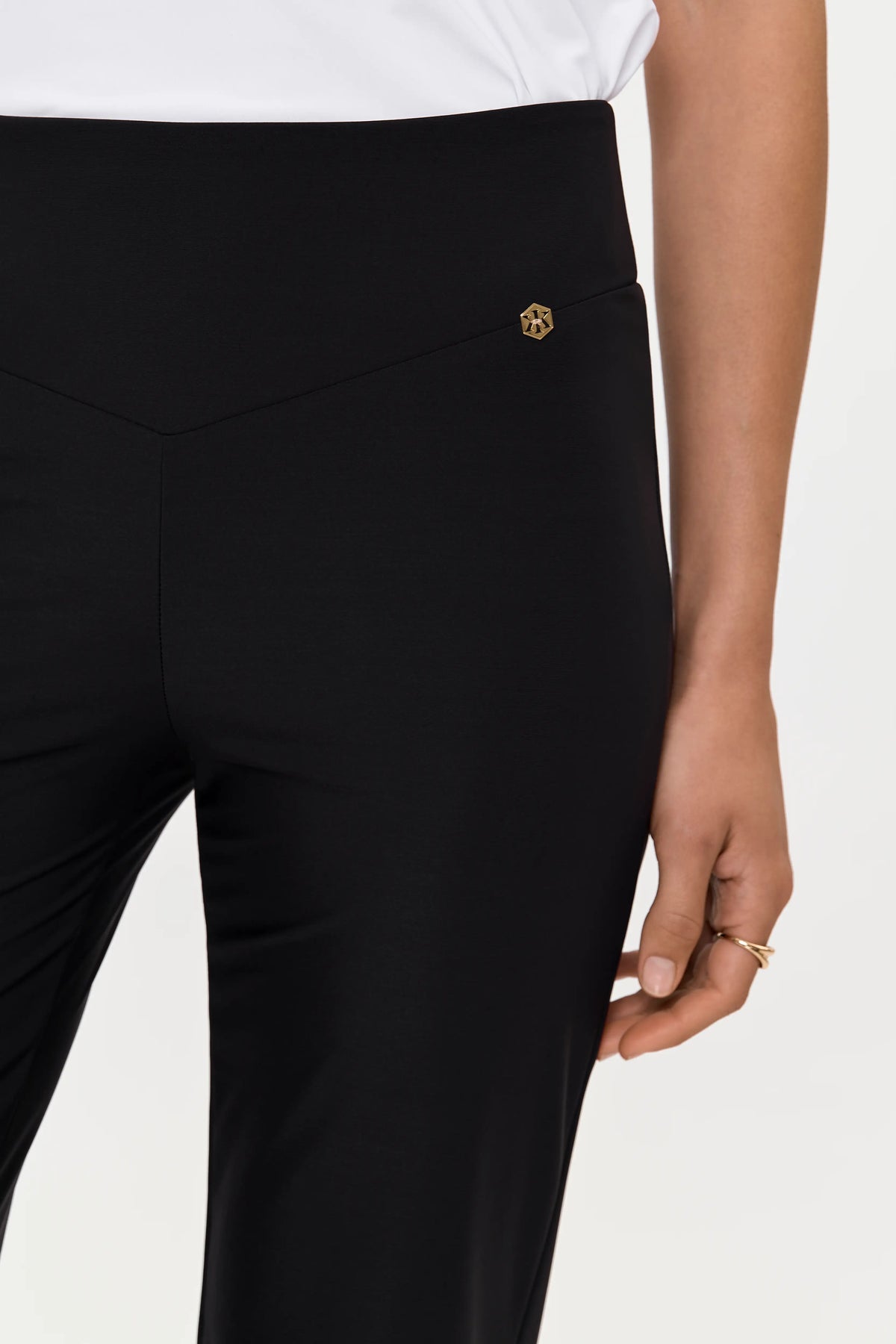 LARIX Pants black